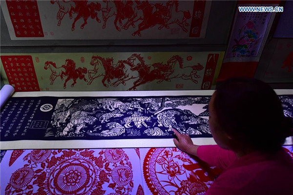 Pic story: inheritor of Shanzhou paper-cutting