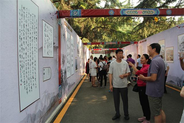 Outdoor exhibition displays paintings and calligraphy in Sanmenxia