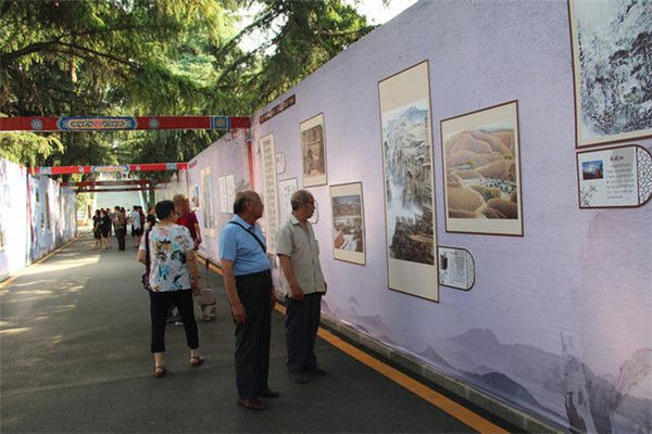 Outdoor exhibition displays paintings and calligraphy in Sanmenxia