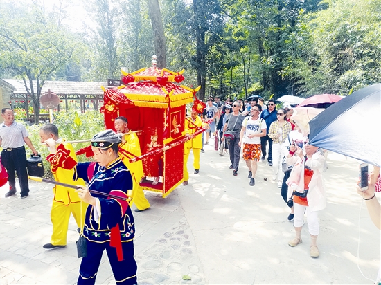 Xi'an tourists enjoy travel to Sanmenxia