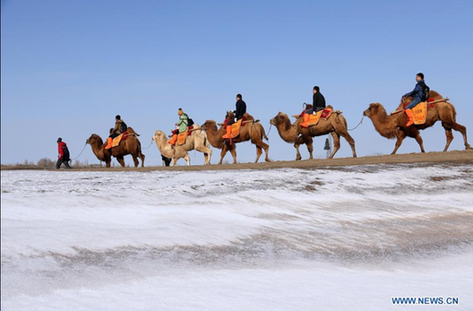 Crescent Lake scenery spot attracts visitors after snowfall