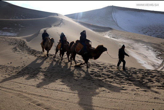 Tourists visit Mingsha Mountain in NW China's Dunhuang