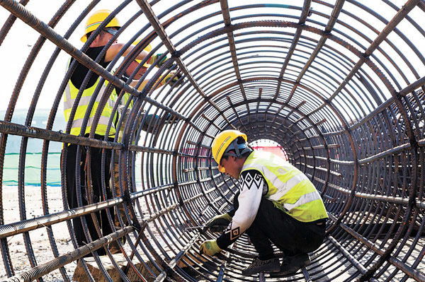 Work proceeds on Liangshui River bridge in BDA