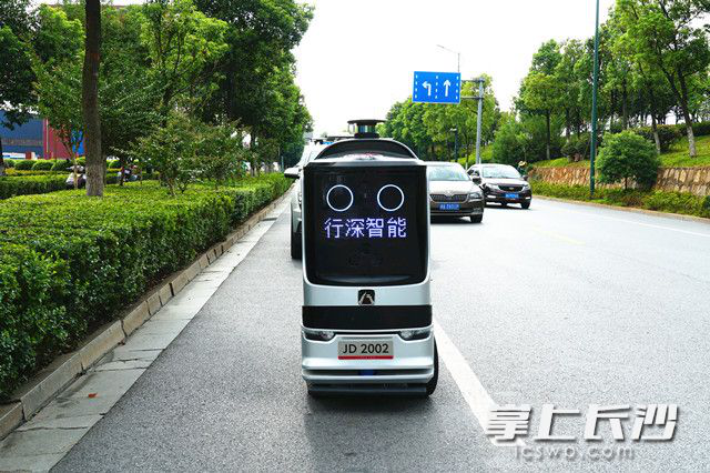 JD delivery robots emerge in Changsha