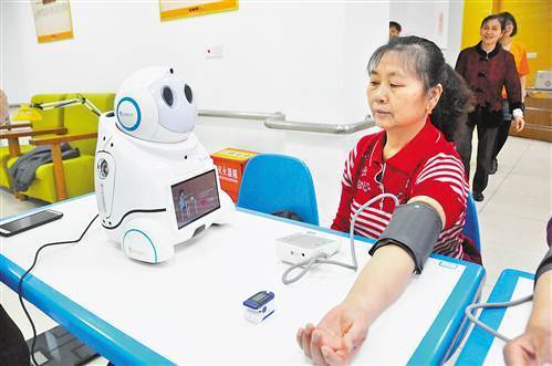 Robots provide elder care in Chongqing