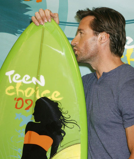 Hugh Jackman poses at the Teen Choice 2009 Awards