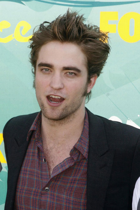 Robert Pattinson arrives at the Teen Choice 2009 Awards