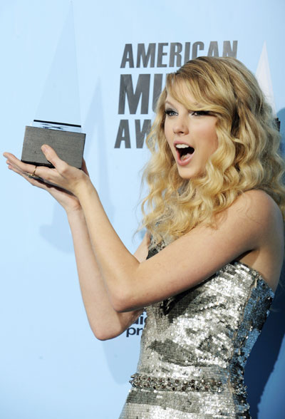 Taylor Swift poses at the 2008 American Music Awards