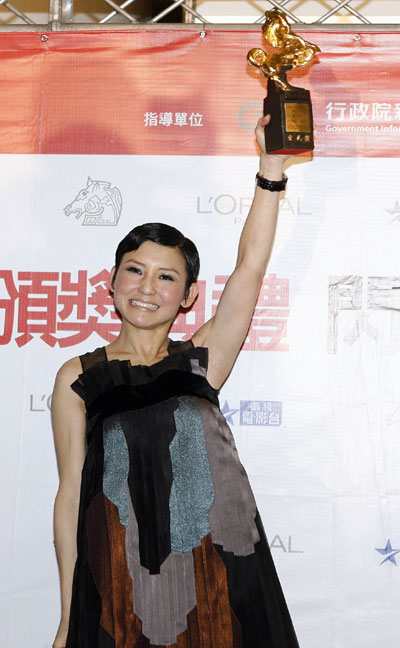 Prudence Liew poses with best leading actress award at 45th Golden Horse Awards