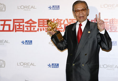 Chang Feng wins Lifetime Achievement Award at 45th Golden Horse Awards