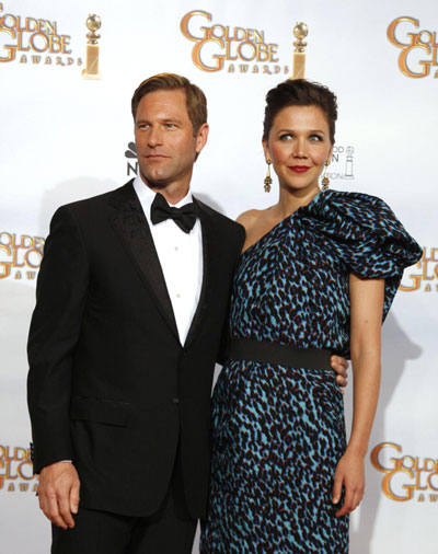 Maggie Gyllenhaal pose backstage at the 66th annual Golden Globe awards