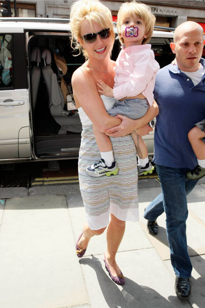 Britany Spears shops with sons in London