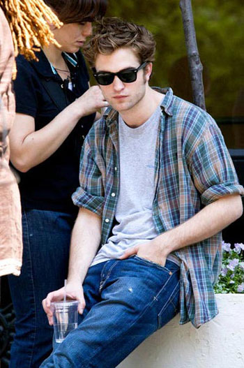 Robert Pattinson's undercover arrival in Manhattan