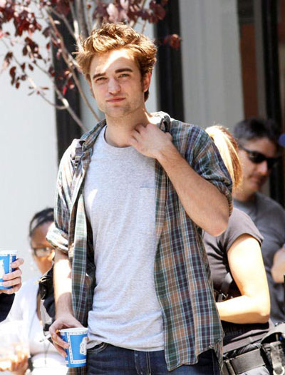 Robert Pattinson's undercover arrival in Manhattan