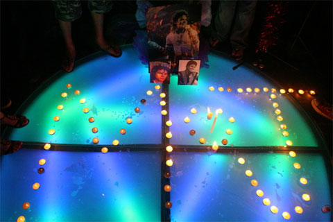 Fans mourn the death of Michael Jackson in Beijing