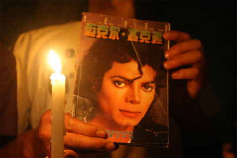 Fans mourn the death of Michael Jackson in Beijing