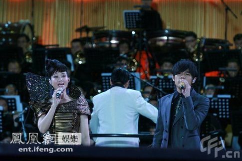 Song Zuying looks stunning in rehearsal