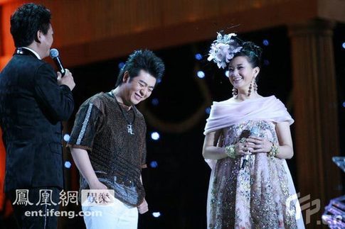 Song Zuying looks stunning in rehearsal