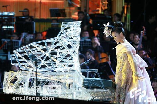 Song Zuying looks stunning in rehearsal