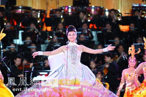 Song Zuying looks stunning in rehearsal