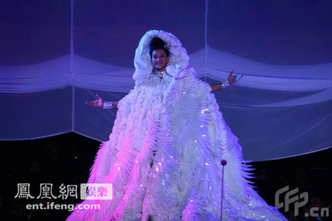 Song Zuying looks stunning in rehearsal