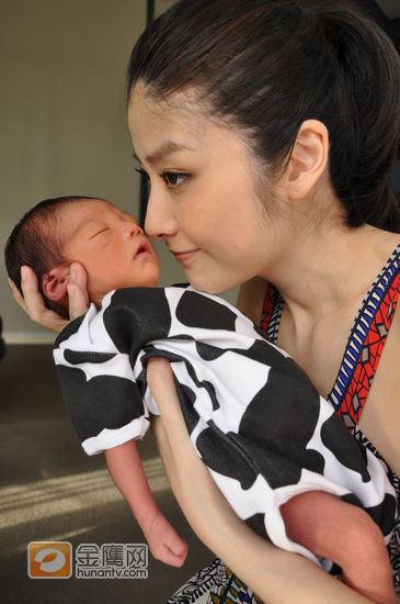 First online photos of Kelly Chen's baby boy