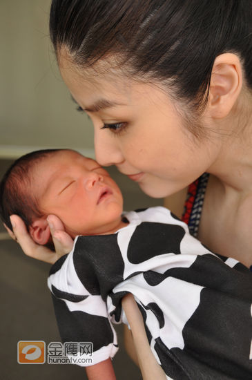 First online photos of Kelly Chen's baby boy