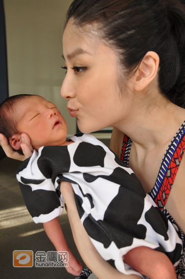 First online photos of Kelly Chen's baby boy