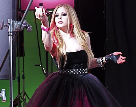 Avril Lavigne shoots perfume commercial