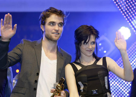 Robert Pattinson promotes film 