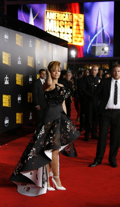 Singer Rihanna arrives at the 2009 American Music Awards