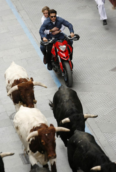 Cruise and Diaz ride motorbike during the filming of 