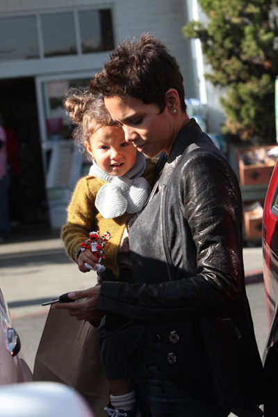 Halle Berry and Nahla: market mates