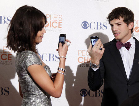 Jessica Alba arrives at the 2010 People's Choice Awards in L.A.