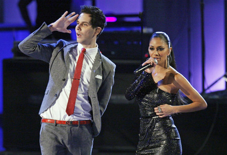 Singer Nicole Scherzinger arrives at the 2010 People's Choice Awards