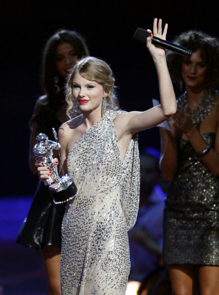 Singer Taylor Swift arrives at the 2009 MTV Video Music Awards