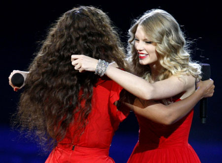 Taylor Swift arrives at the 2009 MTV Video Music Awards