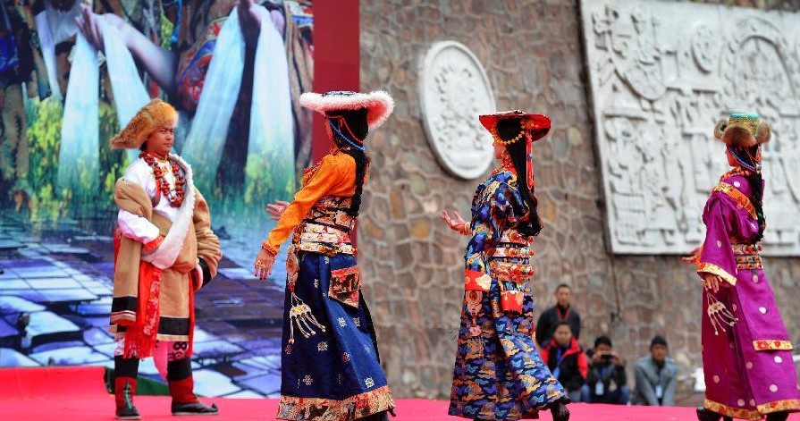 Folk costumes show hosted in Tibet