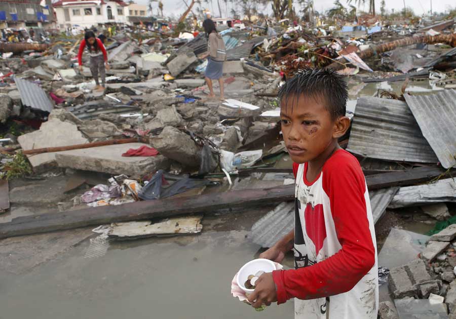 Supper typhoon barrels down in Philippine