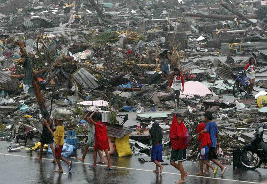 Supper typhoon barrels down in Philippine