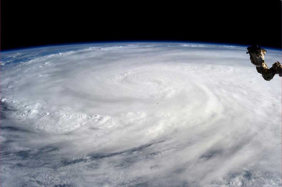 Supper typhoon barrels down in Philippine