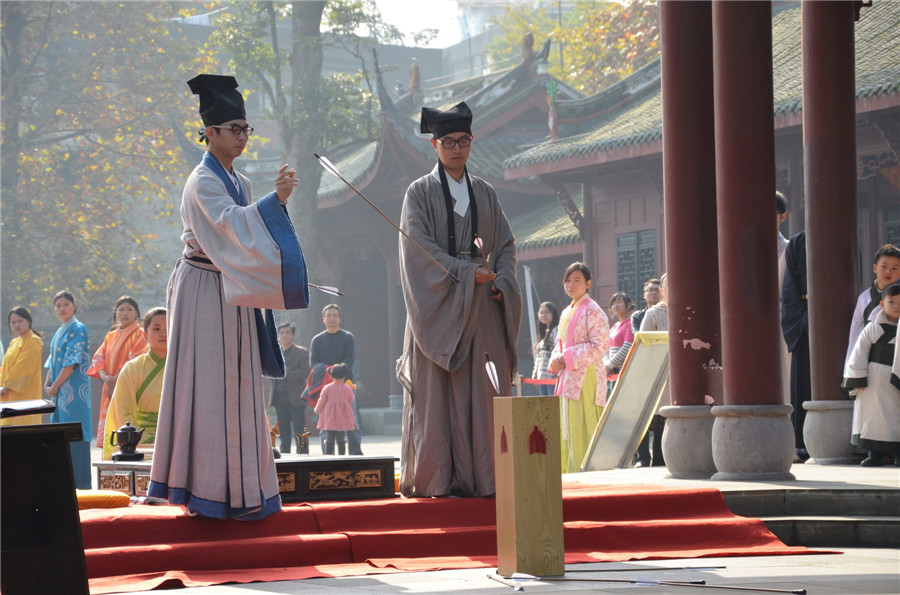 Dujiangyan restores traditional meeting etiquette