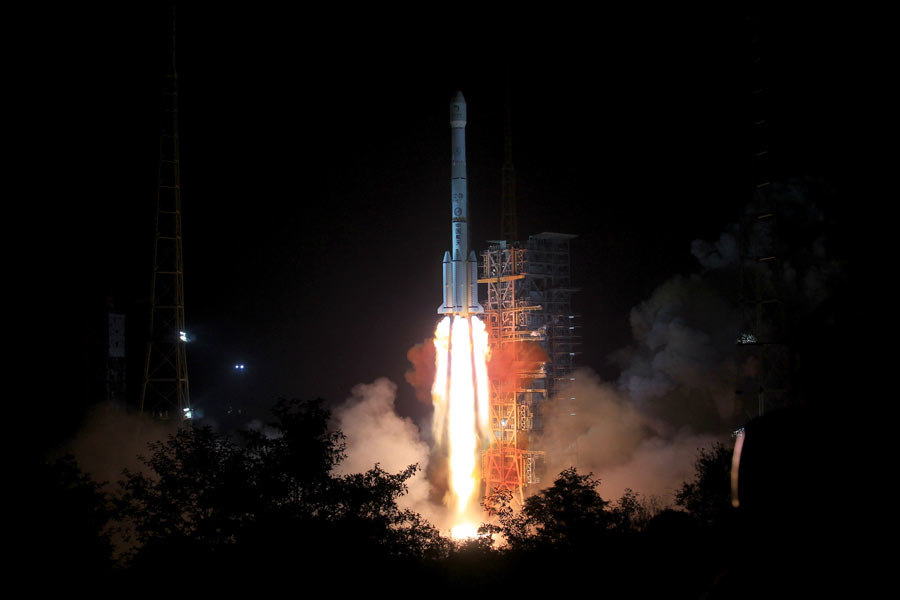 China launches moon rover