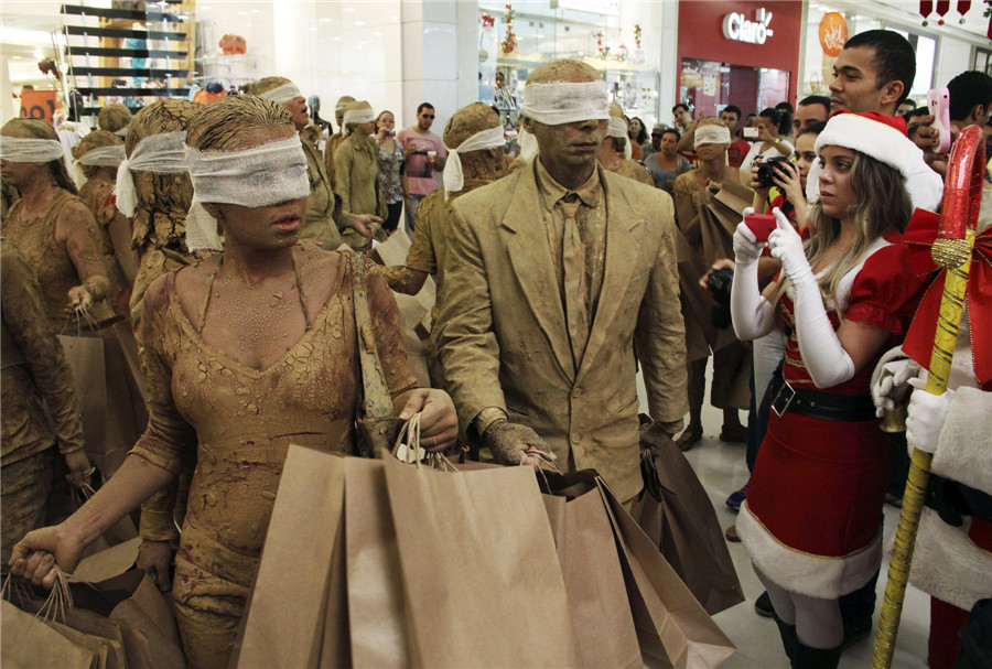 Art students take protest to the mall