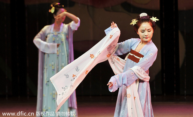 Traditional and modern Han ethnic costumes on show