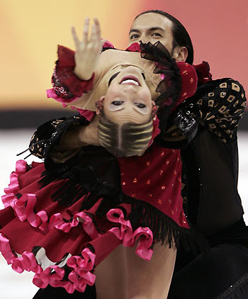 Tanith Belbin and Benjamin Agosto from the U.S. perform their free dance in the ice dancing competition during the Figure Skating at the Torino 2006 Winter Olympic Games in Turin, Italy, February 20, 2006. [Reuters]