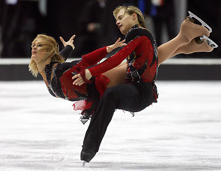 Albena Denkova and Maxim Staviski from Bulgaria perform their free dance in the ice dancing competition during the Figure Skating at the Torino 2006 Winter Olympic Games in Turin, Italy, February 20, 2006. [Reuters]