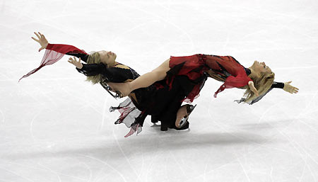 Albena Denkova and Maxim Staviski from Bulgaria perform their free dance in the ice dancing competition during the Figure Skating at the Torino 2006 Winter Olympic Games in Turin, Italy, February 20, 2006. [Reuters]