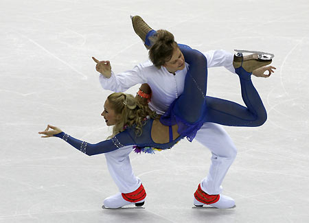 Anastasia Grebenkina and Vazgen Azrojan from Armenia perform their free dance in the ice dancing competition during the Figure Skating at the Torino 2006 Winter Olympic Games in Turin, Italy, February 20, 2006. [Reuters]