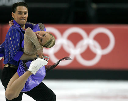 Julia Golovina (R) and Oleg Voiko from Ukraine perform their free dance in the ice dancing competition during the Figure Skating at the Torino 2006 Winter Olympic Games in Turin, Italy, February 20, 2006. [Reuters]